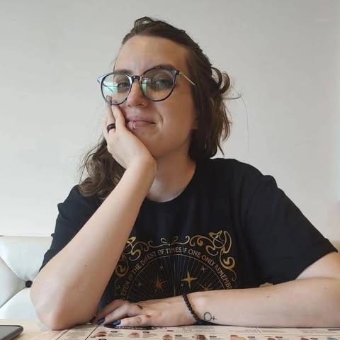 Mel, tarotista e astróloga, na mesa de leitura